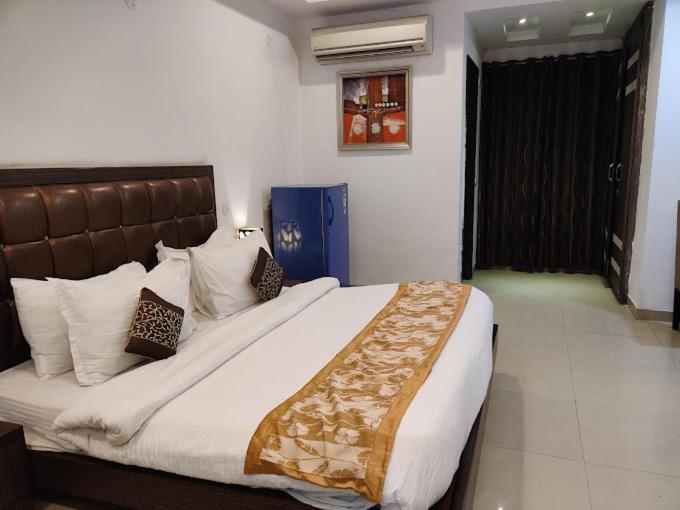 เจ็นเอ็กซ์ เลอ เครสเซนต์ Hotel กาเซียบัด ภายนอก รูปภาพ